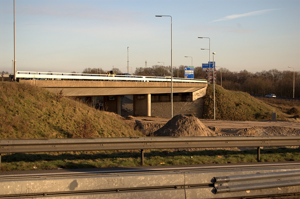 20090318-174515.jpg - ... alleen al vanwege het feit dat er nauwelijks doorrijhoogte meer is tussen het oude viaduct en het nieuwe talud.