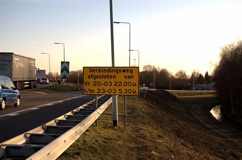 20090318-174837.jpg - Weekendafsluiting aanstaande van de verbindingsweg 's Hertogenbosch-Antwerpen in kp. de Hogt.