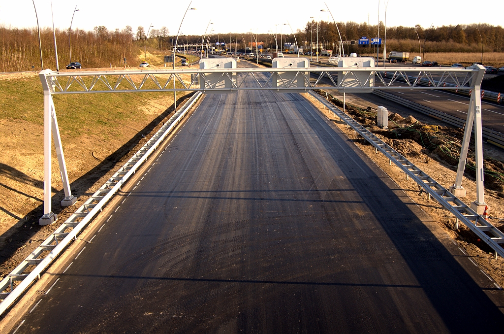 20090320-170932.jpg - Het is de oostelijke parallelbaan (met autosnelwegprofiel) tussen de afrit Airport en het viaduct Oirschotsedijk (KW 10). ZOAB en markering ontbreken nog, maar verder lijkt openstelling aanstaande.  week 200850 