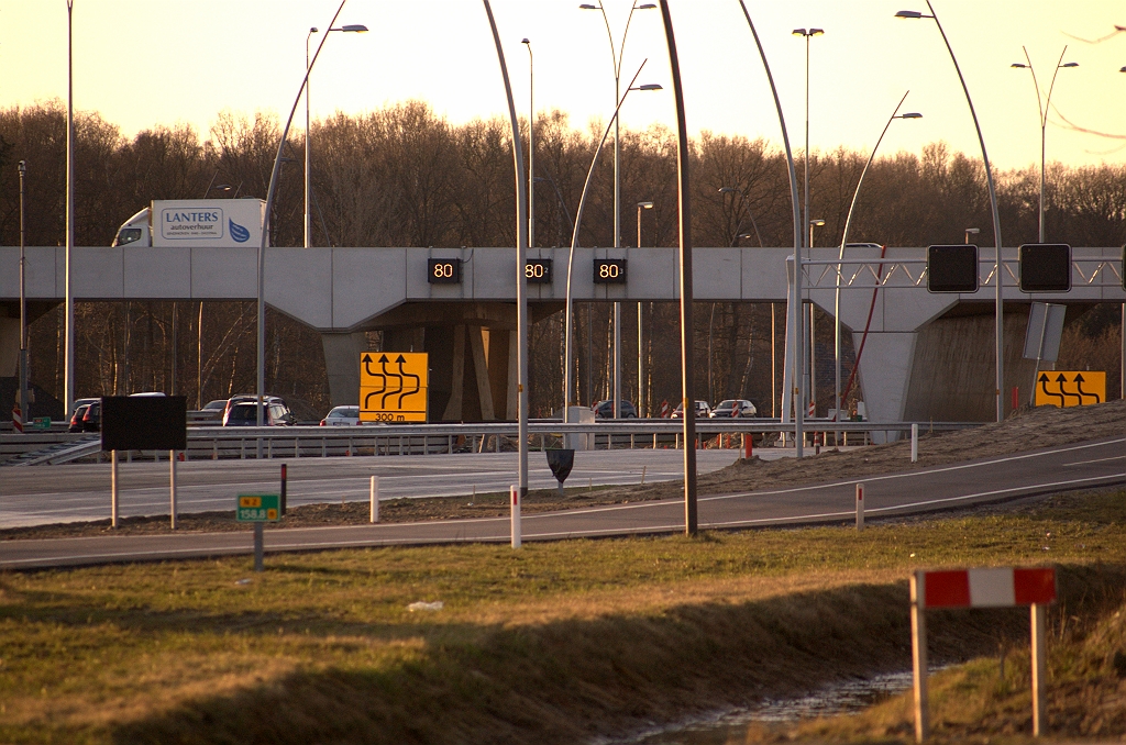20090320-180512.jpg - Met de openstelling van dat wegvak schuift het divergentiepunt in de afrit Airport vanuit de richting Maastricht op naar zijn definitieve plek. Het nieuwe "UIT" bordje is nog afgedekt. De gele borden kondigen een onverwachte slinger aan: naar rechts...  