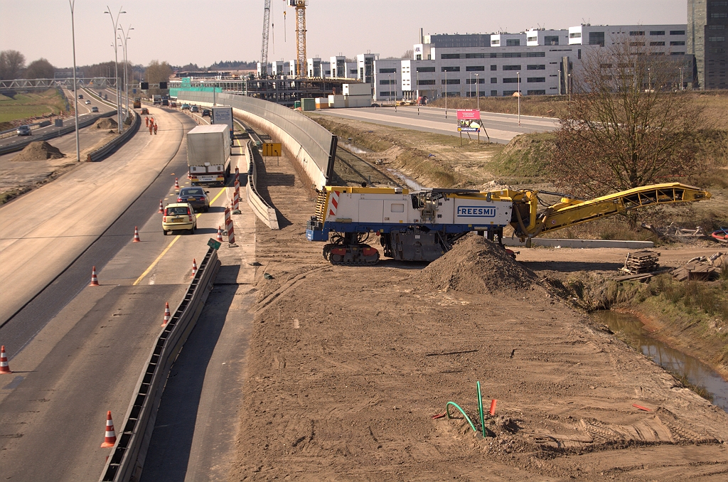 20090321-121101.jpg - Of het stukje A67 in de richting Antwerpen volledig is vernieuwd weten we niet. Wel staat er een asfaltschraper aan de kant die misschien wel de hele nacht bezig is geweest.  week 200841 