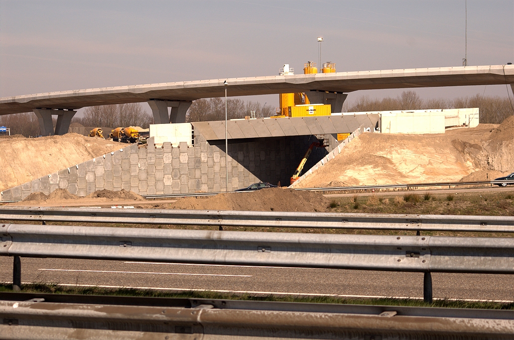 20090321-122108.jpg - KW 20 (A67 in de richting Antwerpen over de verbindingsweg Antwerpen-'s Hertogenbosch) heeft ook zijbeplating gekregen, maar dan van het model dat we ook van de vlechttunneltjes kennen.  week 200904 