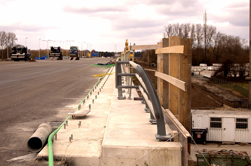 20090322-141908.jpg - Dit gebogen brugleuning-segment herkennen we van overige A50 Eindhoven-Oss kunstwerken, zoals het  viaduct in de aansluiting Son en Breugel .