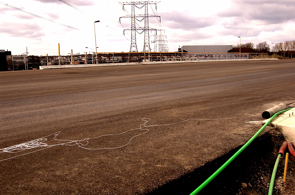 20090322-142009.jpg - KW 41 toont zijn grote kwaliteit als integraalviaduct: een strakke rijbaan zonder storende doorsnijdingen in de vorm van voegovergangen.  week 200909 