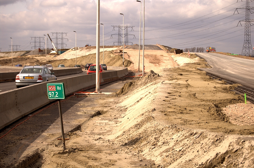 20090322-143306.jpg - Gelukkig ontstaat er werkruimte als het verkeer in de richting Nijmegen is overgezet naar de rijbaan rechts.