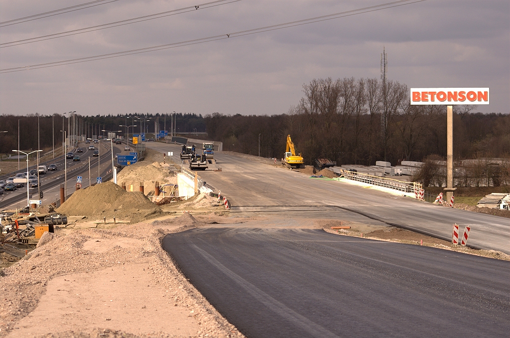 20090322-144543.jpg - Een boel asfalt aangebracht op de faseringsrijbanen in de A50 in de richting van de aansluiting Son en Breugel, die 5 dagen na fotodatum moeten worden opengesteld.  week 200911 