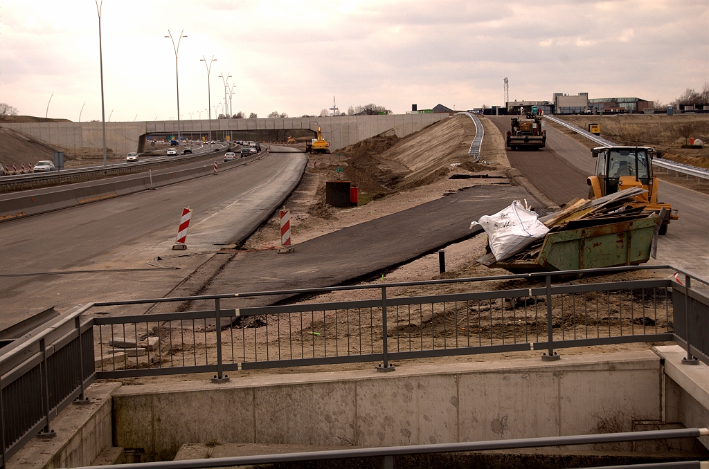 20090322-150947.jpg - Tijdelijk oversteekje zodat verkeer vanaf de A50/A58 faseringsrijbaan de afrit vanuit de richting Nijmegen kan bereiken. In de eindsituatie komt men van de parallelrijbaan die rechts van het hekwerk komt aanzetten.  week 200911 