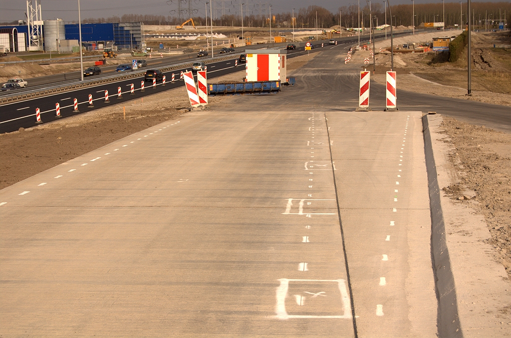 20090322-162708.jpg - Toerit in de richting Nijmegen. Blokmarkering aangeduid tussen het weefvakje naar de parallelbaan in de richting Woensel, maar die is bij de aanstaande openstelling nog niet interessant.  week 200909 