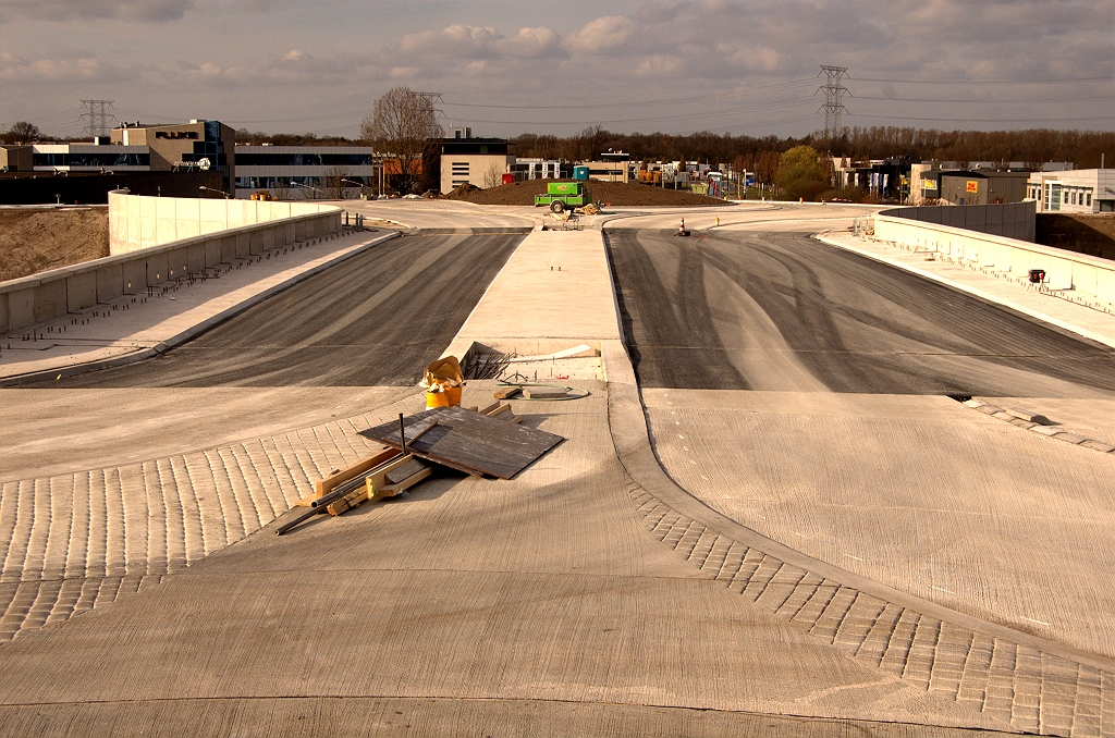 20090322-162839.jpg - Rijbanen op het viaduct zijn dan weer van asfalt.