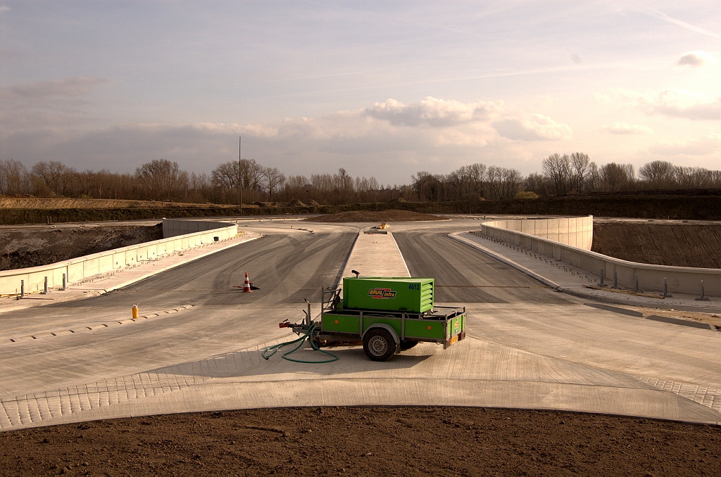 20090322-163232.jpg - Op de rijbaan in de richting van het bedrijventerrein zou het dus mogelijk kunnen zijn van rijstrook te wisselen. Misschien iets voor spijtoptanten vanuit de richting Tilburg die willen keren.