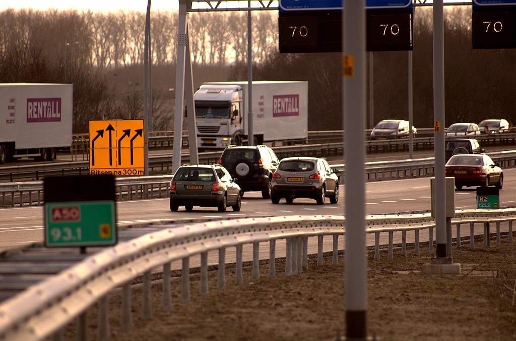 20090322-170401.jpg - Over hectometerbordjes gesproken, laten we eens kijken waar de nieuwe overgangen van de diverse wegnummers en wegnummeringen zich bevinden.  Vorige week  hadden we reeds gezien dat het nieuwe stukje A50 in kp. Ekkersweijer begint met de waarde 93,9. Het wegvakje is dus 800 meter lang, voordat het invoegt op de N2.