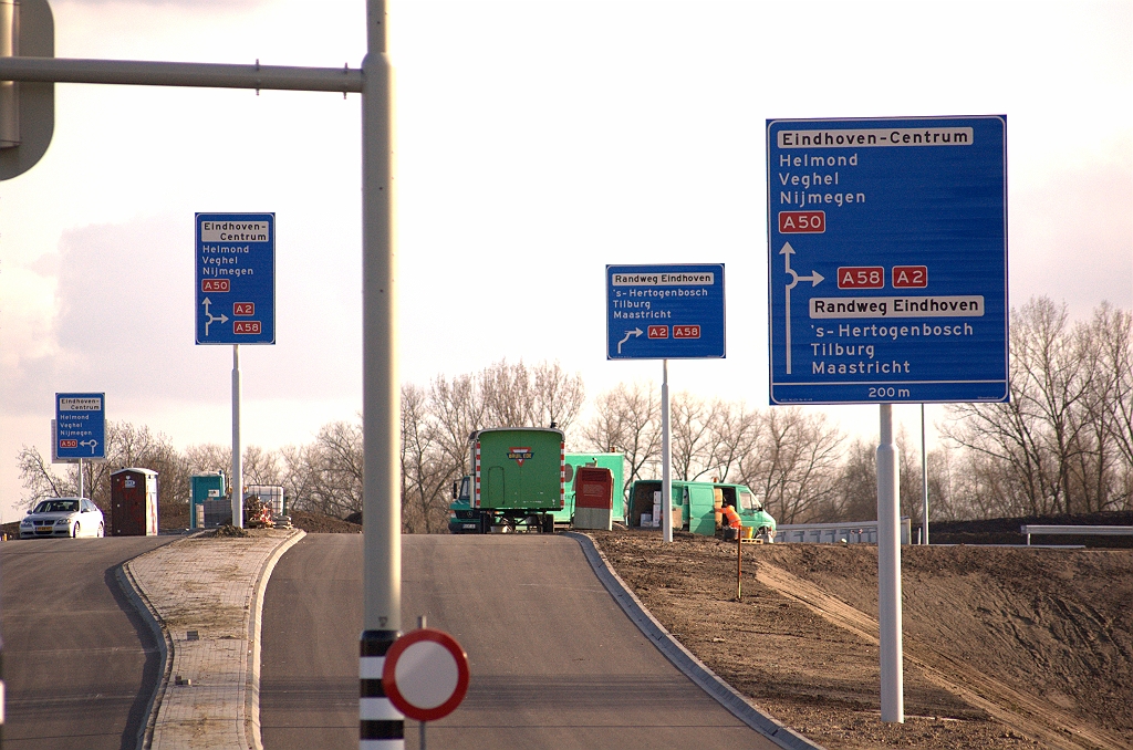 20090324-170641.jpg - Het werd wel eens tijd voor bewegwijzering in de aansluiting :-) Na de overvloed aan  nieuwe ANWB redesignborden  op het bedrijventerrein belandt de weggebruiker op weg naar de A50 in een royaal aanbod van "klassieke" mastborden.