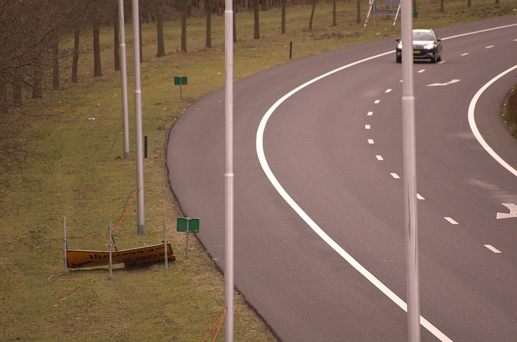 20090327-171851.jpg - Wat verder terug in de richting van het knooppunt Ekkersweijer vinden we ook gele borden langs de A2 en de A58 (niet op foto), met een andere verhullingstechniek.