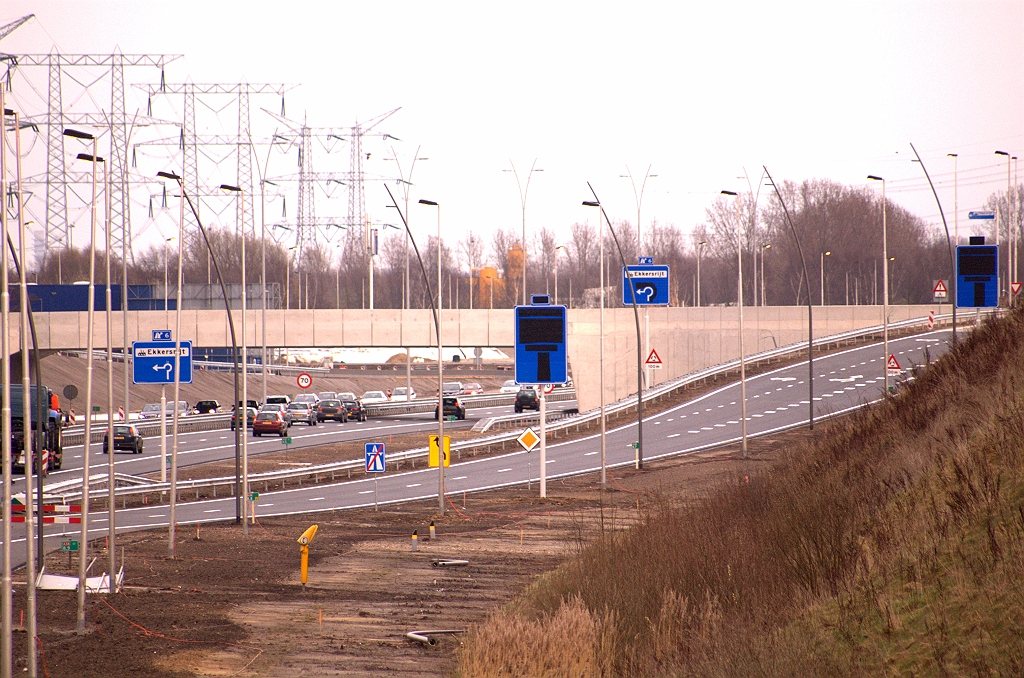 20090327-173254.jpg - Geen "UIT" bord. Wel een stukje chevronbord op de punt van de geleiderail, en dan meteen de rotondebewegwijzering met afritnummer bijgeruiterd. Op de nog afgeplakte bewegwijzering voor de bypass naar Woensel zal dan het afritnummer 7 op het opzetbordje staan.