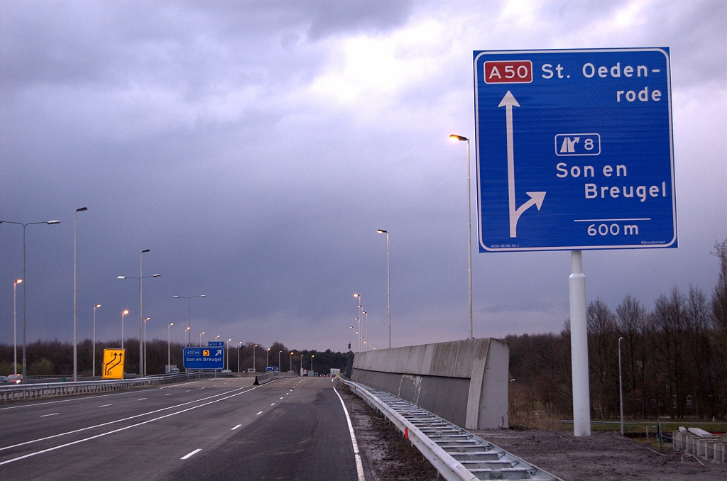 20090327-184824.jpg - Maar zijn opvolger staat al klaar. De vernieuwing bewegwijzering (VNB) heeft dus ook toegeslagen op de A50 Eindhoven-Oss.