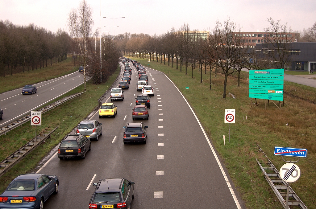 20090328-133700.jpg - Filevorming op de John F. Kennedylaan op de eerste dag van de nieuwe verkeerssituatie. Het zal het "wennen" zijn.