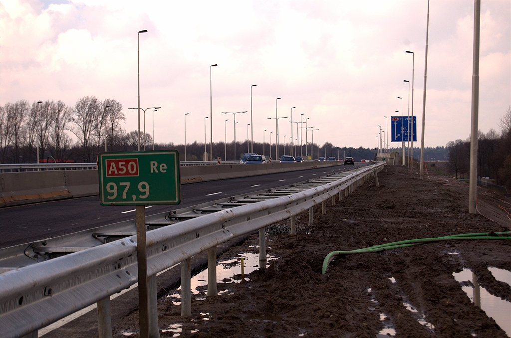 20090328-143353.jpg - Nieuwe 4+0 fasering tussen KW 41 (viaduct over de stamweg Ekkersrijt) en de Wilhelminabrug in verkeer. Geleiderail versmald op het kunstwerk.