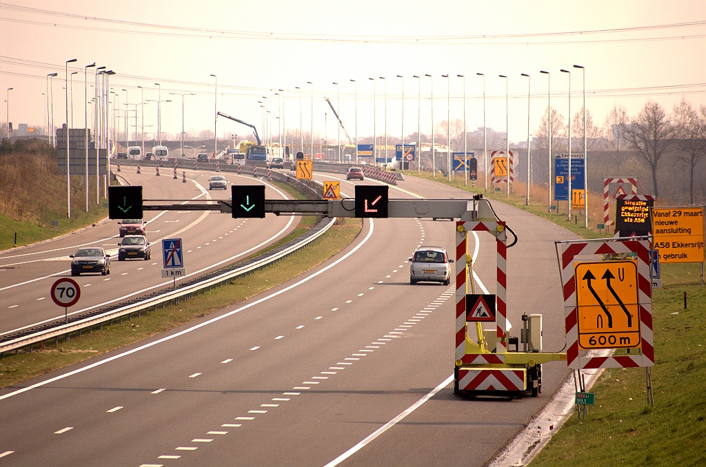 20090328-150524.jpg - De slingers zijn van richting veranderd komende van de aansluiting Son en Breugel. De tekst op het gele bord is niet correct: de aansluiting is al twee dagen eerder open.