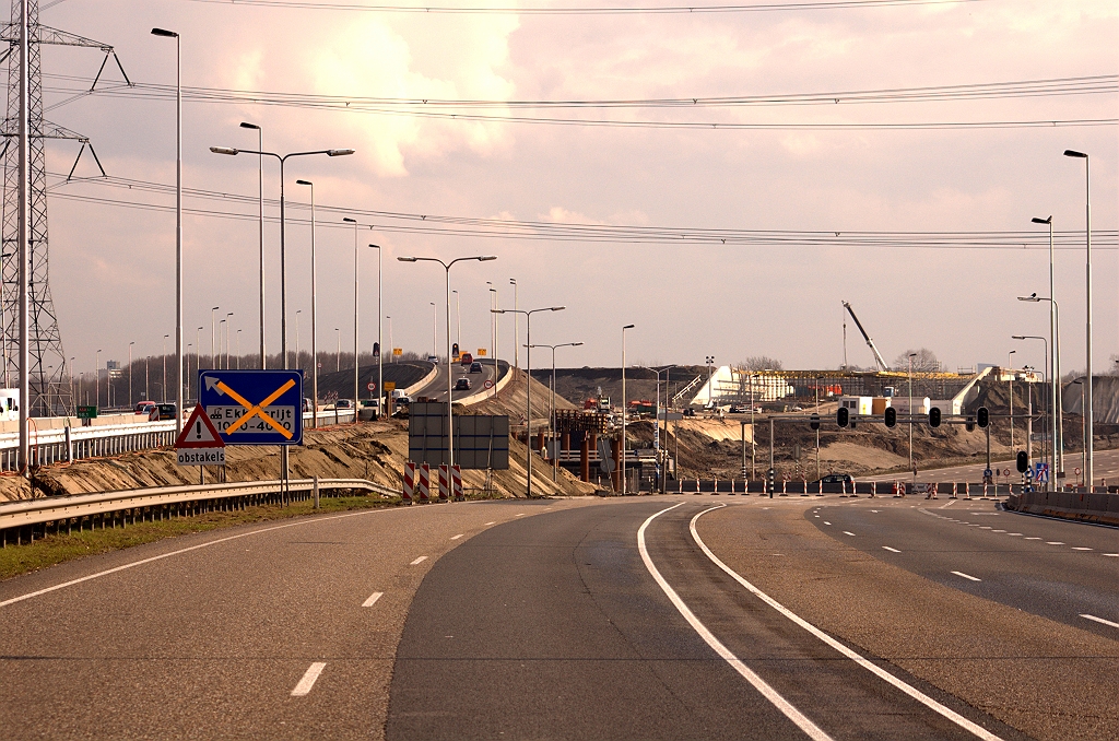 20090328-152954.jpg - In de media werd aangekondigd dat de verplaatsing van het A50 verkeer naar de nieuwe faseringsrijbanen "enkele dagen" na de openstelling van de aansluiting Ekkersrijt zou plaatsvinden, maar op de morgen na die openstelling is de omzetting reeds geschied.