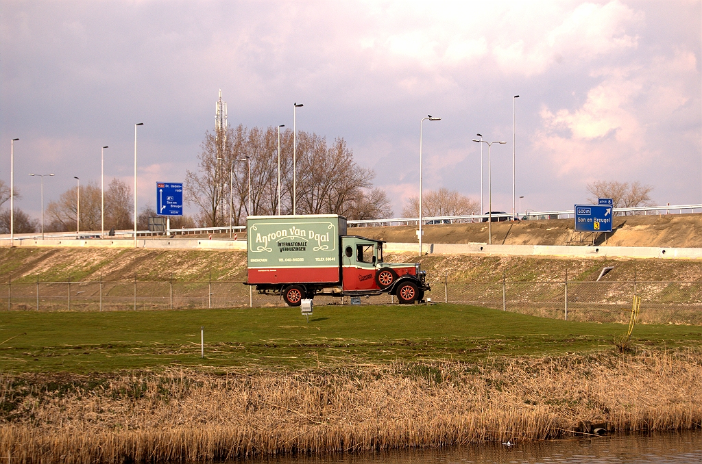 20090328-154555.jpg - De aflevering van deze week staat in het teken van de openstelling van de nieuwe aansluiting Ekkersrijt, en het verdwijnen van de eerste van twee verkeersregelinstallaties ("stoplichten") in de A50.