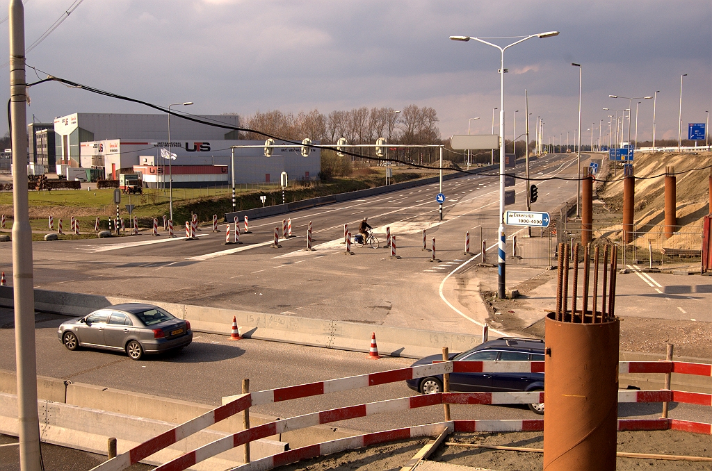 20090328-155432.jpg - Een derde viaduct in KW 41 komt zo ongeveer op de plek van de voormalige kruising en bedient het afslaande verkeer vanuit de richting Nijmegen naar de parallelbaan.