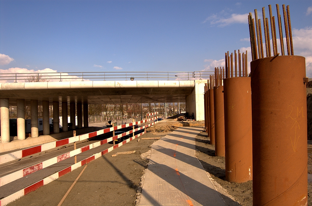 20090328-155618.jpg - Werkvloertje gestort in een landhoofd van de tweede (van drie) viaducten in KW 41. Daar komt de westelijke A50 hoofdrijbaan op te liggen.