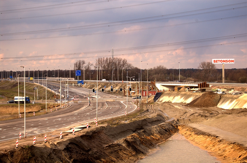 20090328-160356.jpg - Het wegvak op de voorgrond kan nu worden verhoogd en versmald zodat de verbindingsweg Oss-Woensel en de parallelbaan naar de aansluiting Ekkersrijt kunnen worden aangelegd.