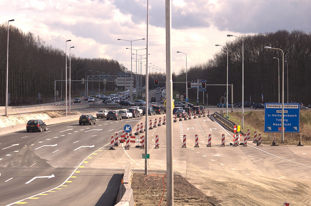 20090329-142535.jpg - Door de verlegde opstelvakken gaat de A50 nu bijna vloeiend over in de A58.