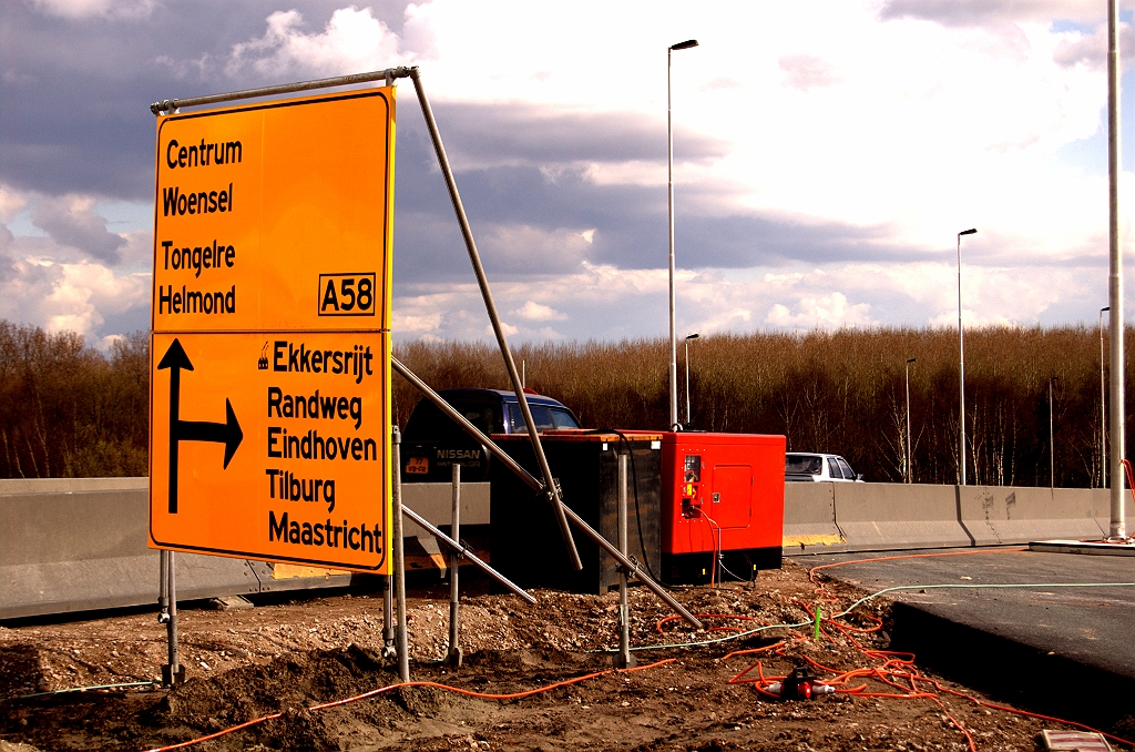 20090329-144913.jpg - Het is een scharnier, dwars door het bord heen, maar toch zou men de indruk kunnen krijgen dat de A58 de rechtdoorgaande richting is.