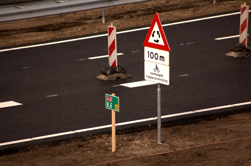 20090329-154818.jpg - ...zoals de waarschuwing voor motorrijders en het houten hectometerbordje, dat toch netjes voorzien is van afritsuffix ("c") terwijl het nog dit jaar weer verdwijnt.