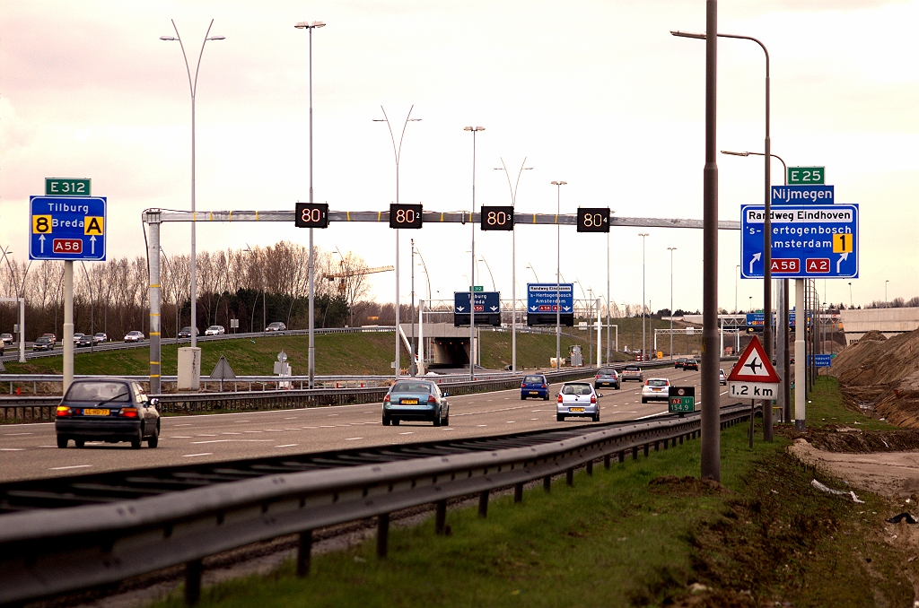 20090329-162348.jpg - Gebeurt er ook nog wat in dat andere wegenbouwprojectje rond Eindhoven? Jawel, de oude portaalborden die voorheen op de plek hingen waar nu tijdelijke mastbordjes staan, zijn verplaatst naar een nieuw portaal over de toekomstige westelijke A2 hoofdrijbaan tussen de aansluiting Airport en het knooppunt Batadorp. We gaan hier dus weer een spookrij-fasering krijgen.