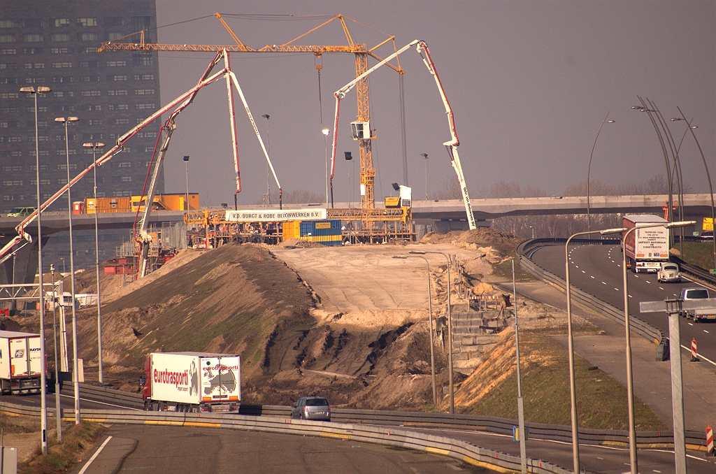 20090331-093247.jpg - Met drie betonpompen tegelijk wordt het brugdek van KW 23 (A67 in de richting Antwerpen) gestort. Een mooier lentegevoel kan de (oudere) randwegjongere zich niet wensen.  week 200909 