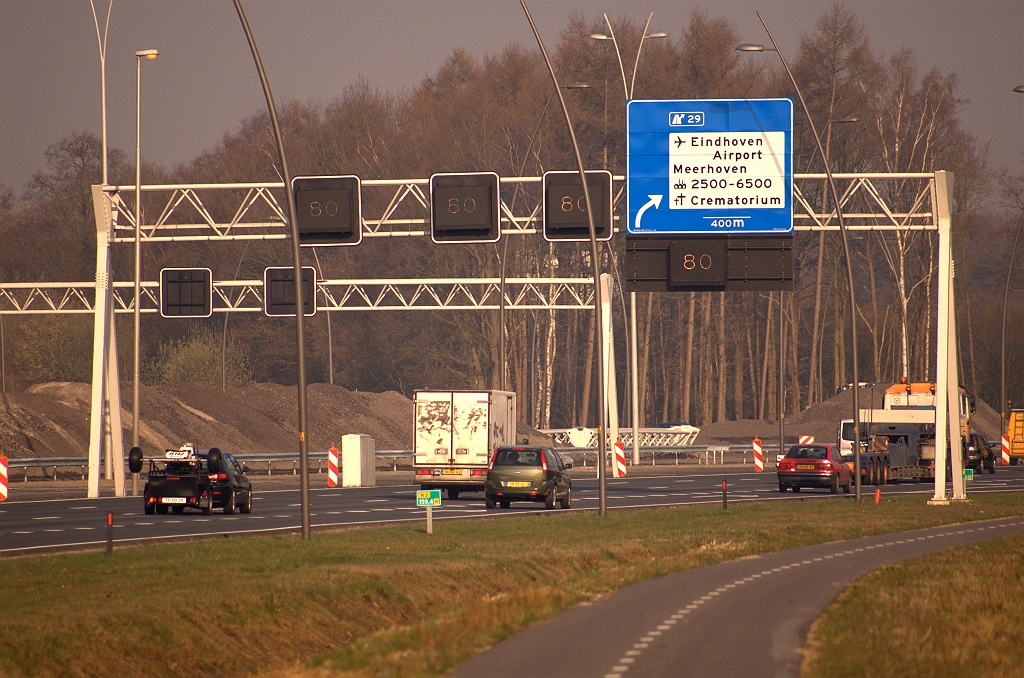 20090403-083628.jpg - Aan het tweede portaal in de richting aansluiting Airport hingen voorheen een verbouwd bestaand bord voor de rechtdoorrichtingen en een nieuw bord voor de afrit.  week 200905 