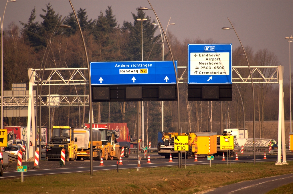 20090403-083939.jpg - Aan het derde portaal hing nog niets omdat de afrit Airport nog niet op zijn definitieve plek lag.