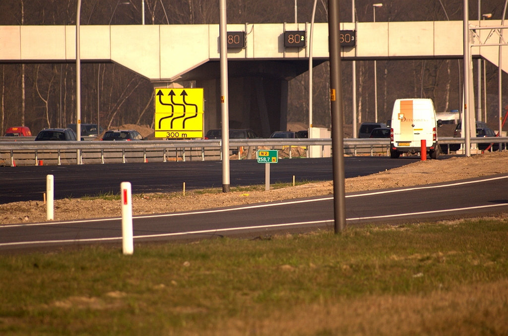 20090403-084904.jpg - Vuilniszak verwijderd van het N2 hectometerbordje naast het op 1 dag na fotodatum te openen oostelijke parallelbaanwegvak in de aansluiting Airport.  week 200812 