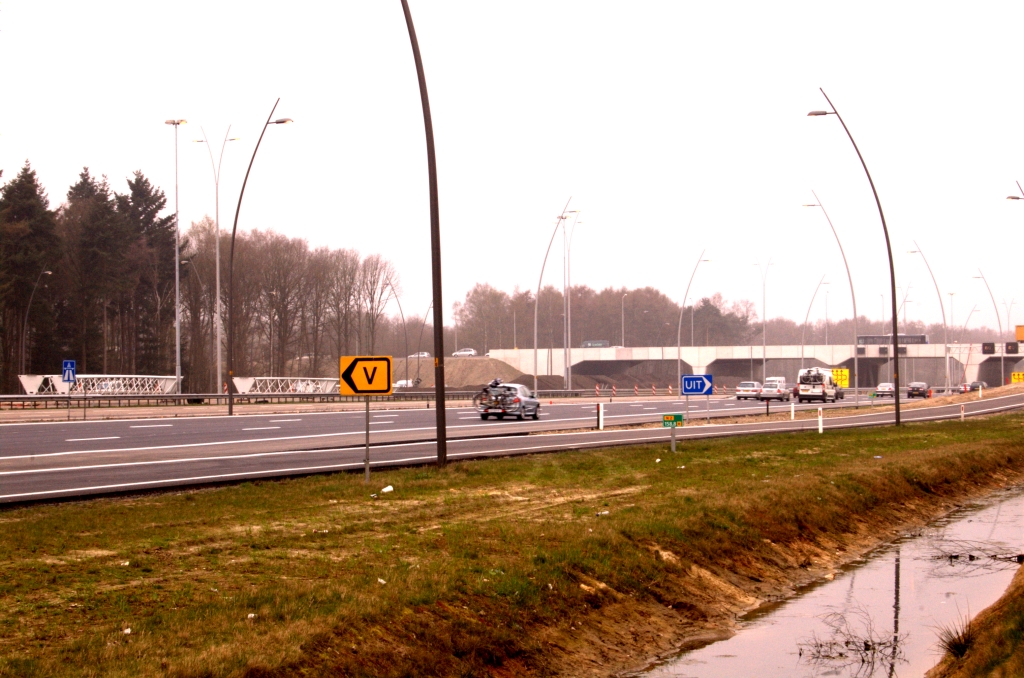 20090404-114705.jpg - Een dag later met het nieuwe wegvak in verkeer. Autowegstijl UIT bordje onthuld. Links het bord G1 , dat er al enige tijd stond om het verkeer dat terugslingerde naar de oude hoofdrijbaan erop te attenderen dat het weer op de autosnelweg reed. Het kan gewoon blijven staan, maar nu links van de parallelbaan, die vanaf dit punt autosnelwegstatus heeft met vluchtstrook.