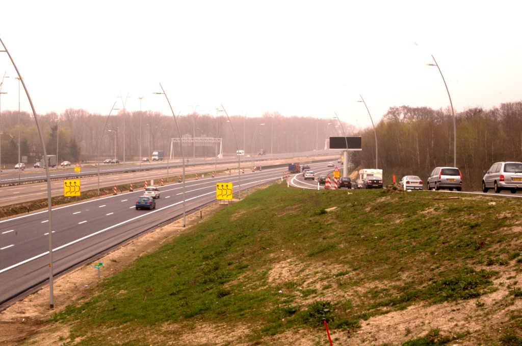 20090404-115917.jpg - Verder met de autosnelweg N2 in noordelijke richting. De rechtse slinger die op de gele borden staat aangegeven komt zo te zien door het weer vervallen van de vluchtstrook.  week 200912 