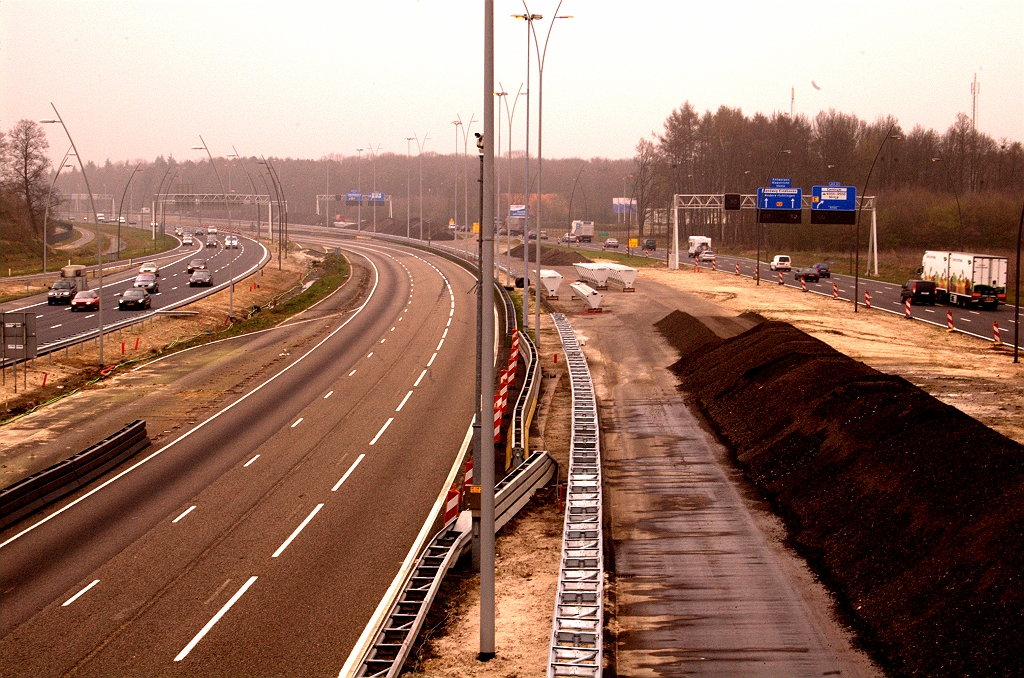 20090404-120359.jpg - Stand van zaken aansluiting Airport zuidzijde met de sinds enige uren vacante oostelijke oude hoofdrijbaan.  week 200912 