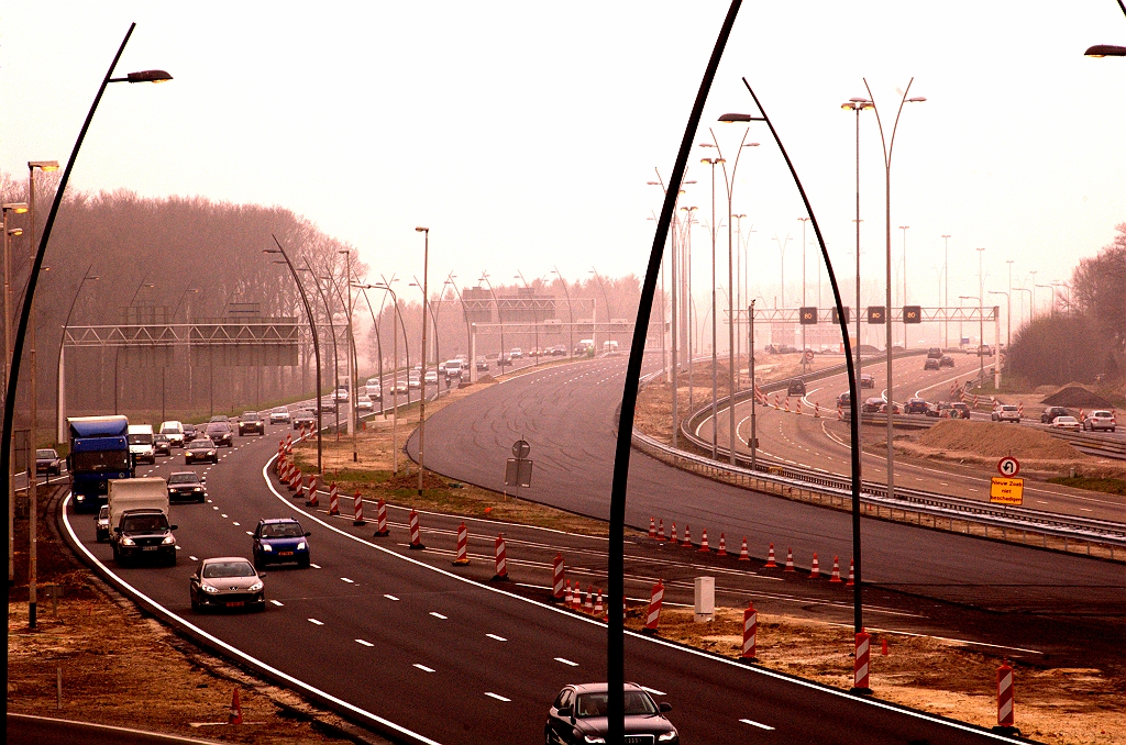 20090404-120856.jpg - En weer het overzicht, nu het noordelijk deel van de aansluiting Airport. We gokken er op dat de terugslingering van het nieuw geopend stukje N2 naar de oude hoofdrijbaan maar van beperkte duur zal zijn en op korte termijn wordt verlegd naar de nieuwe westelijke hoofdrijbaan.  week 200912 