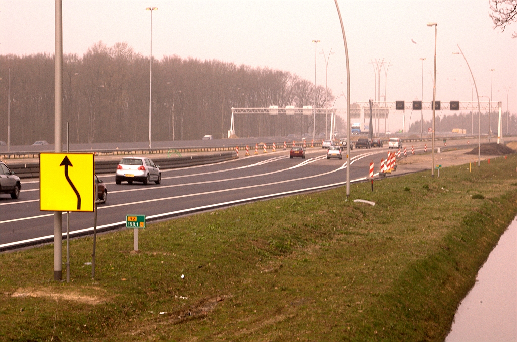 20090404-124035.jpg - Vervolgens links slingeren terug de oude hoofdrijbaan op.