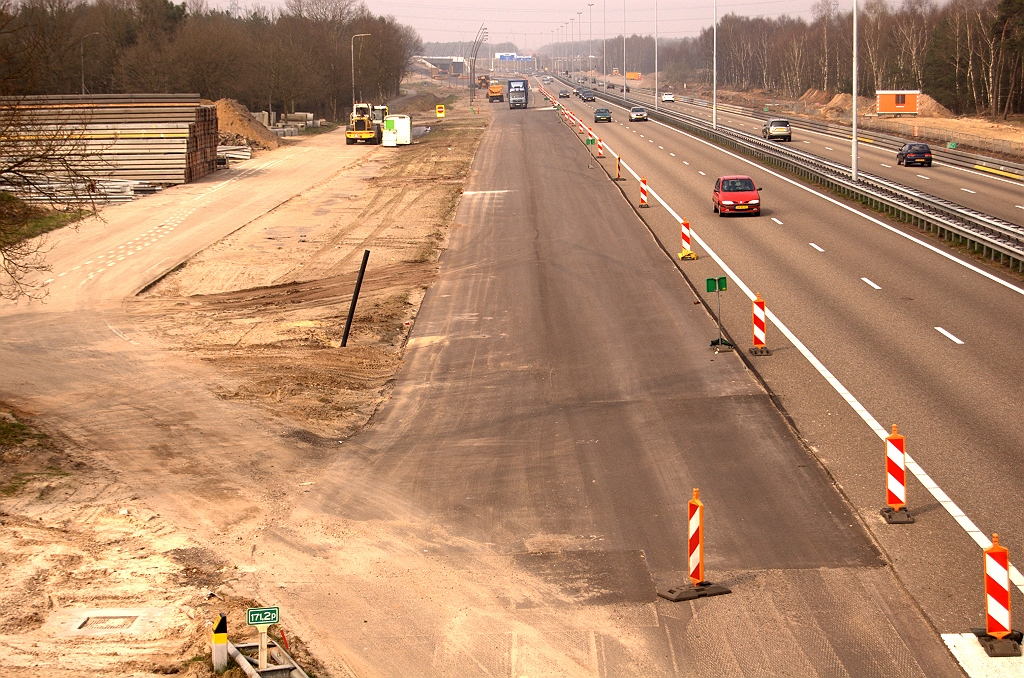 20090404-145528.jpg - Meer asfalt op de invoeger vanaf KW 34 naar de hoofdrijbaan. Wellicht dat vooralsnog al het verkeer op die stroken wordt overgezet, zodat het asfalt in de bestaande A2 rijbaan kan worden vervangen.  week 200904 