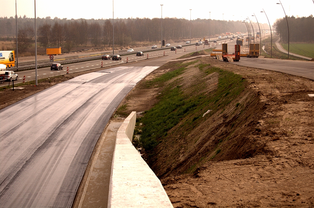 20090404-151432.jpg - ...waarvan het doel duidelijk lijkt: het overzetten van het verkeer in de richting Maastricht op de nieuwe hoofdrijbaan. De tijdelijke bypass van enkele foto's eerder leidt dan het verkeer van de parallelbaan naar dit nieuwe wegvak. Van het verkeer dat links de foto in komt rijden blijven dan alleen de voertuigen over die van de rotonde afkomen. De oude bypass wordt verkeersvrij en kan worden gesloopt.  week 200901 