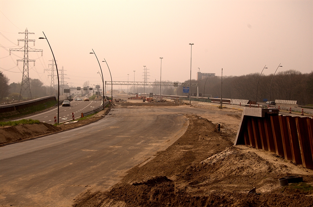 20090404-155121.jpg - Een bochtig begin van de A67-oost, en ook nog eens ingeperst tussen A2 en N2.