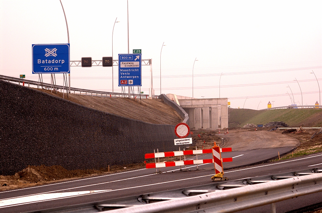 20090405-101448.jpg - Ook de pergola KW 2 heeft een naam gekregen, maar dat zal door bijna niemand opgemerkt worden daar er nog geen rijbaan onder ligt.