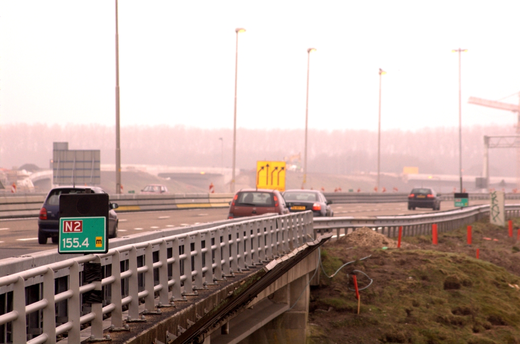 20090405-102851.jpg - Alhoewel... op deze moeilijke plek op het spoorviaduct KW 3 is nog werk te verrichten.