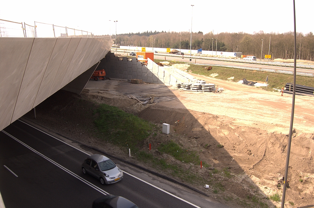 20090405-144703.jpg - Talud begint al onder KW 33. Volgens het tracebesluit is de doorrijhoogte desalniettemin 4,60 meter. De doorrijhoogte voor de parallelrijbaan is dus een stuk groter.