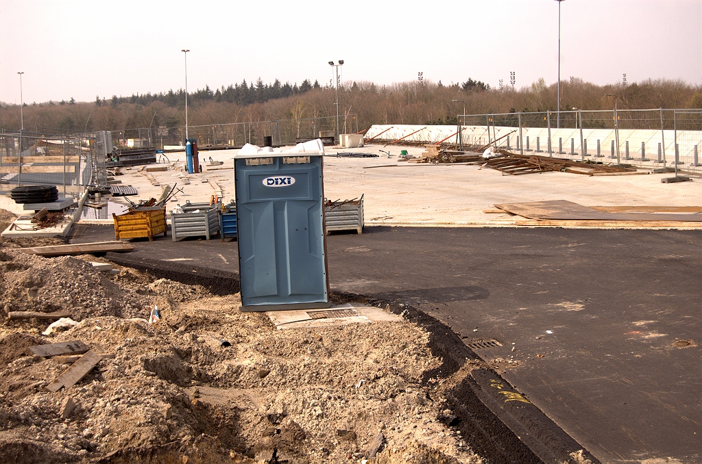 20090405-144836.jpg - Het lijkt erop dat op het oostelijk viaduct in KW 33 de ruimtereservering voor de derde rijstrook meteen wordt geasfalteerd. De extra beschikbare breedte is zo fors dat het niet alleen maar om de zichtlijn in de bocht naar links kan gaan.