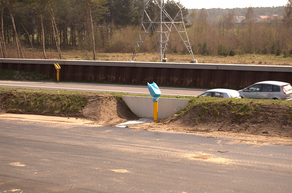 20090405-145319.jpg - Praatpaal nummer 1 in de A67-oost. Dat betonnen muurtje  zit er al een maand of acht . Nu weten we eindelijk waar het voor dient.