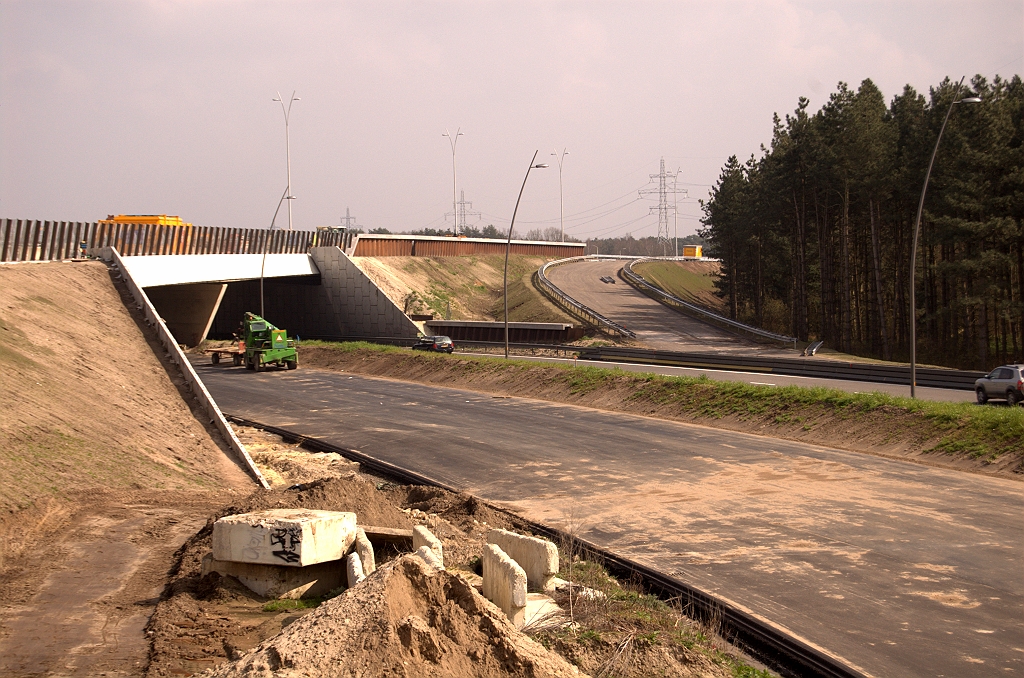 20090405-145354.jpg - Na zich los te hebben gemaakt van de A2 gaat de A67-oost onder die rijksweg door middels KW 33. Ook op de foto de tijdelijke bypass van de parallelbaan naar de nieuwe hoofdrijbaan in de richting Maastricht die zijn openstelling nadert, maar daar komen we zodadelijk op terug.