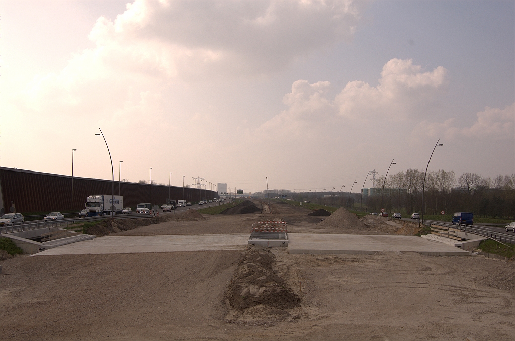 20090405-153716.jpg - Hoofdrijbaanviaducten in KW 29 (Gestelsestraat) gereed voor asfalt. De voegovergangloze viaducten zullen nauwelijks worden opgemerkt door de weggebruikers die er met 120 per uur overheen mogen.